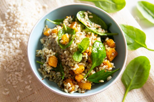 Délicieuse salade de riz à la citrouille et aux épinards