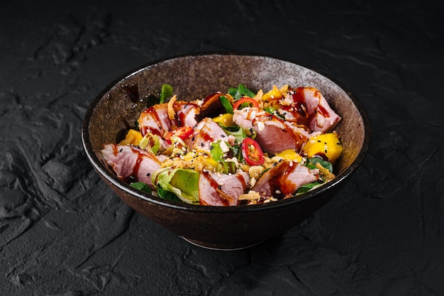 Photo une délicieuse salade de tataki au bacon dans un bol rustique