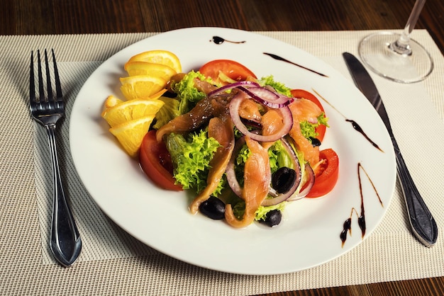 Délicieuse salade tiède aux fruits de mer dans un restaurant