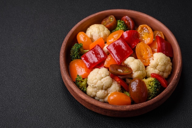 Délicieuse salade de tomates cerises fraîches poivrons brocoli et chou-fleur