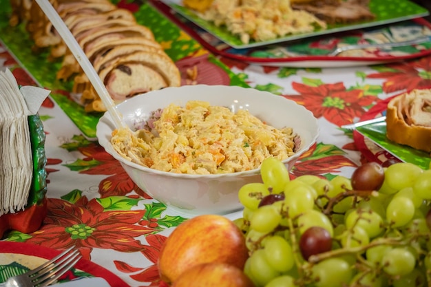 Photo une délicieuse salade traditionnelle vénézuélienne à une table de noël festive