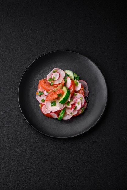 Délicieuse salade végétalienne de légumes frais de tomates concombres et radis