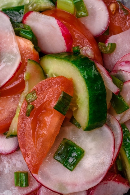 Délicieuse salade végétalienne de légumes frais de tomates concombres et radis