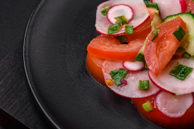 Délicieuse salade végétalienne de légumes frais de tomates concombres et radis