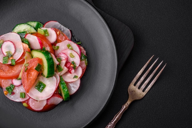 Délicieuse salade végétalienne de légumes frais de tomates concombres et radis