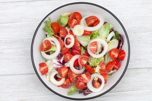 Délicieuse salade verte aux tomates