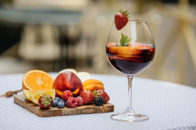 Délicieuse Sangria rouge avec des fruits sur la table