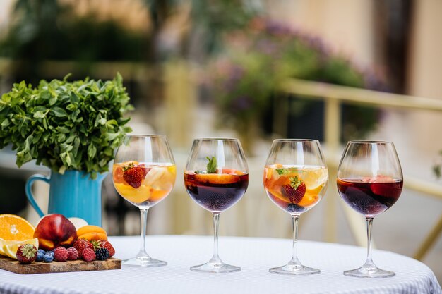 Délicieuse Sangria rouge avec des fruits sur la table