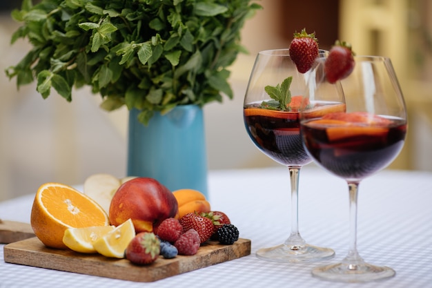 Délicieuse Sangria rouge avec des fruits sur la table