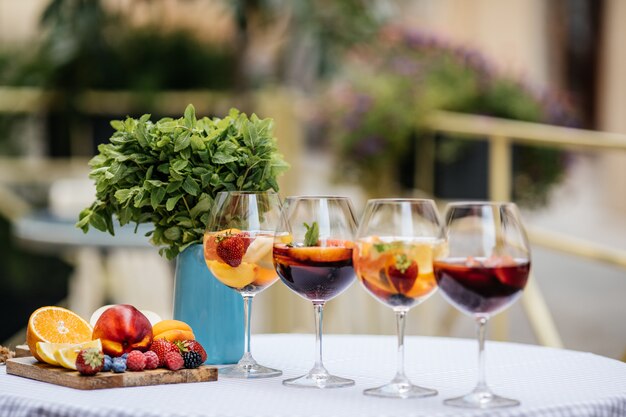 Délicieuse Sangria rouge avec des fruits sur la table