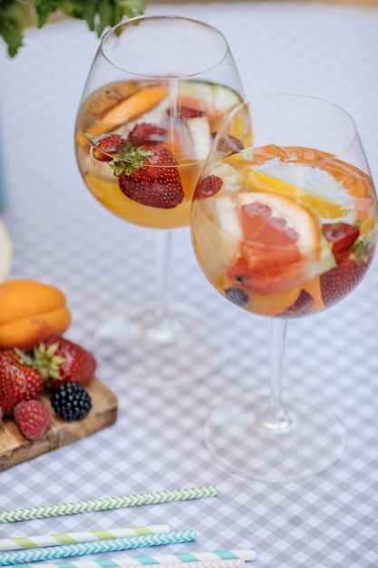 Délicieuse Sangria rouge avec des fruits sur la table