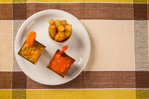 délicieuse sauce tomate et carottes et frites.