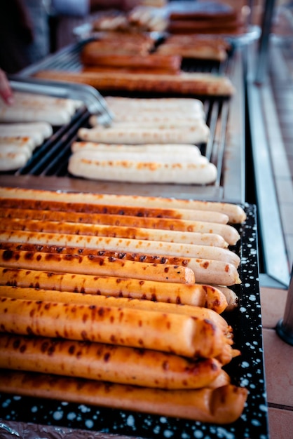 Délicieuse saucisse allemande grillée sur du charbon de barbecue