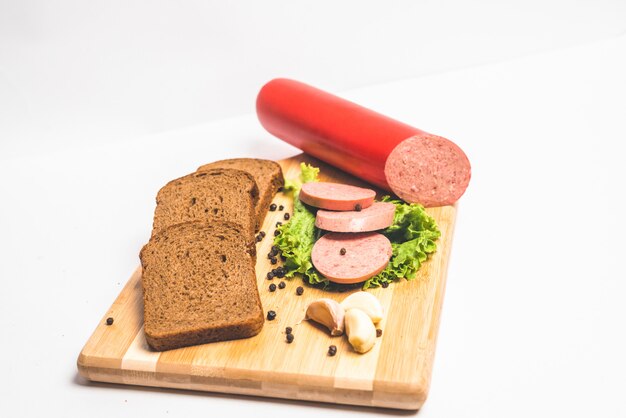 Délicieuse saucisse et pain avec laitue et tomate pour le déjeuner