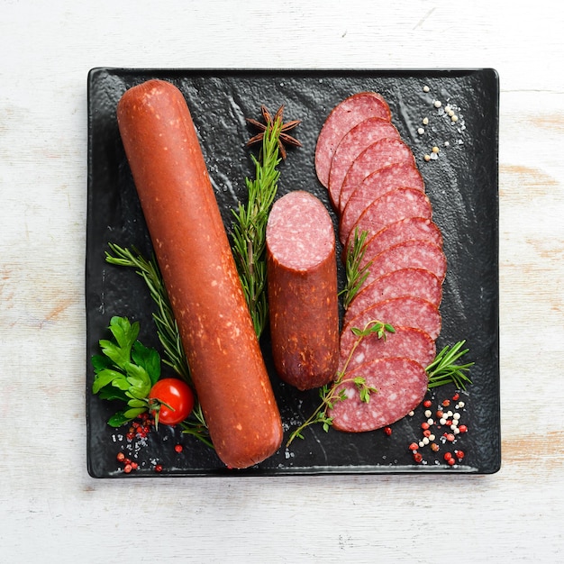 Délicieuse saucisse de salami aux épices et au romarin Vue de dessus Espace libre pour le texte