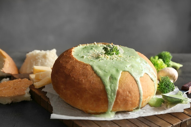 Délicieuse soupe au fromage de brocoli dans du pain sur la table