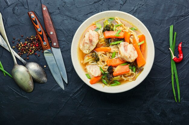 Délicieuse soupe au poulet, citrouille et brocoli. Cuisine asiatique.