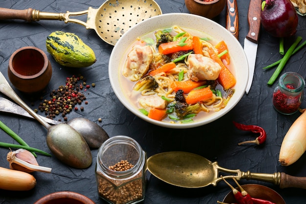 Délicieuse soupe au poulet, citrouille et brocoli. Cuisine asiatique.