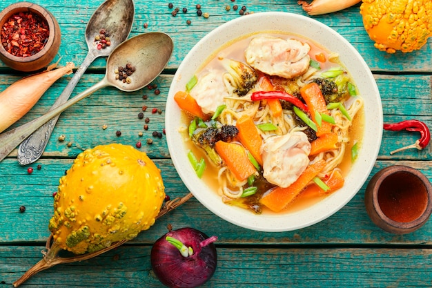 Délicieuse soupe au poulet, citrouille et brocoli. Cuisine asiatique.