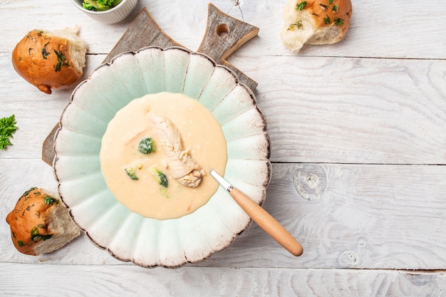 Délicieuse soupe au poulet dans un bol