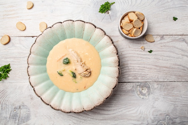 Délicieuse soupe au poulet dans un bol