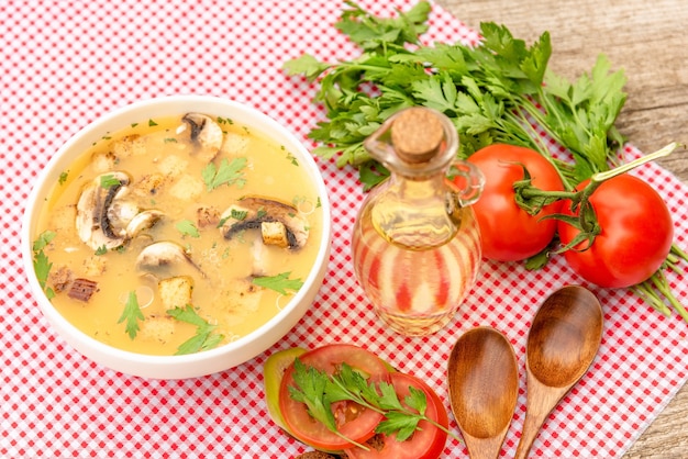 Délicieuse soupe aux champignons sur une table en bois.