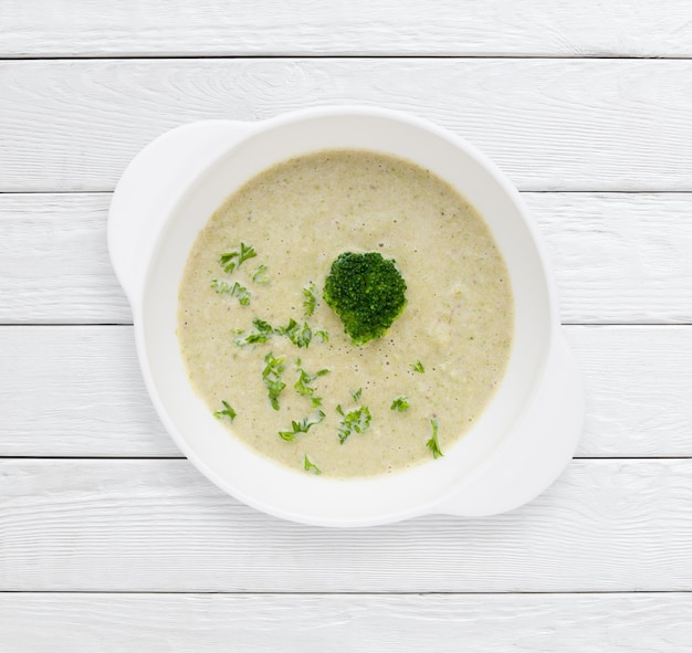 Délicieuse soupe à la crème de brocoli maison