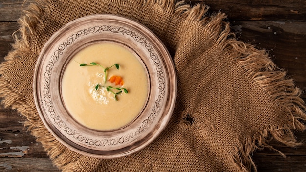 Délicieuse soupe à la crème dans un bol