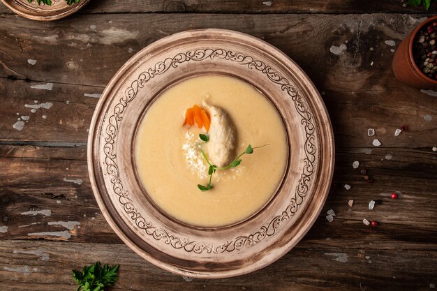 Délicieuse soupe à la crème dans un bol