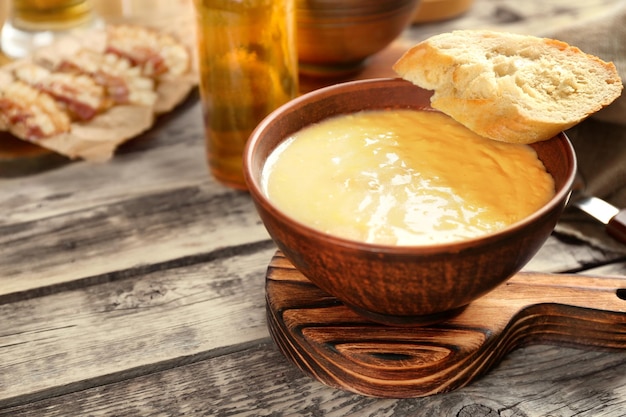 Délicieuse soupe à la crème avec du pain sur la table