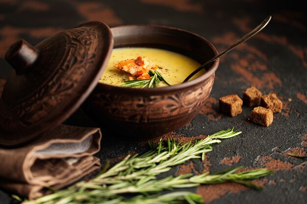 délicieuse soupe à la crème de poisson au saumon