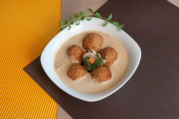 Délicieuse soupe crémeuse aux boulettes de viande