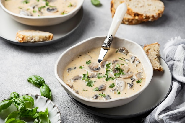 Délicieuse soupe crémeuse aux champignons, basilic et ail