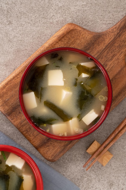 Délicieuse soupe miso japonaise savoureuse dans un bol noir pour manger