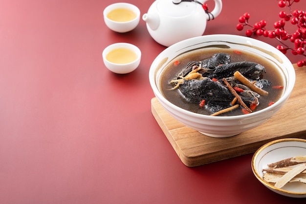 Délicieuse soupe de poulet soyeuse aux herbes médicinales chinoises