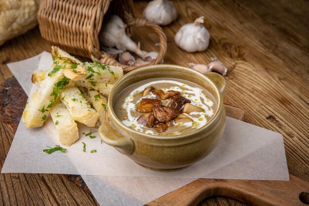 délicieuse soupe préparée au restaurant par le chef