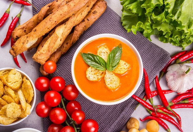 Délicieuse soupe de purée de tomates appétissante