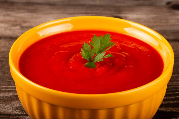 Délicieuse soupe de tomates maison dans un bol.