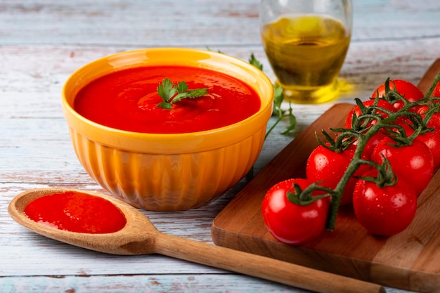 Délicieuse soupe de tomates maison dans un bol.