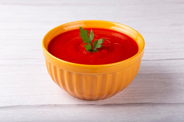 Délicieuse soupe de tomates maison dans un bol.