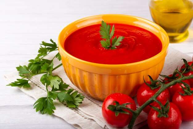 Délicieuse soupe de tomates maison dans un bol.