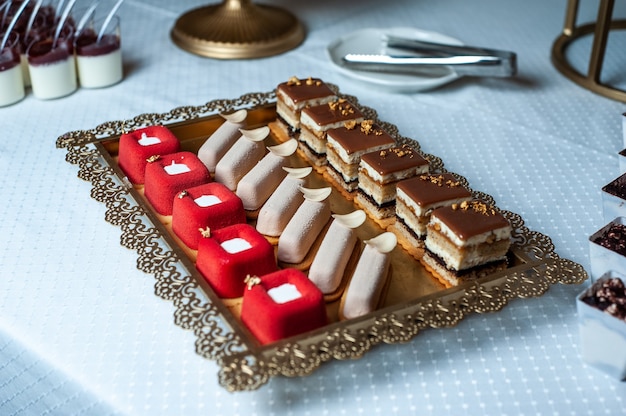 Délicieuse table de desserts de barre de bonbons de réception de mariage ou fête du nouvel an