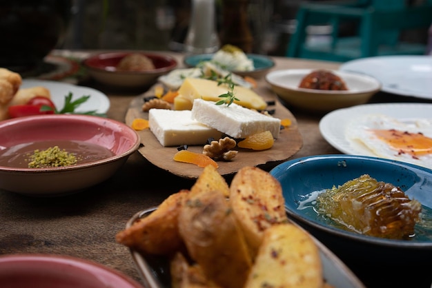 Délicieuse table de petit-déjeuner axée sur une assiette de fromages