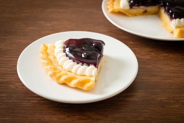 Délicieuse tarte au fromage aux bleuets sur plaque blanche