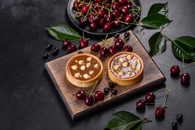 Délicieuse tarte au nougat frais et aux noix avec des baies fraîches sur une planche à découper en bois