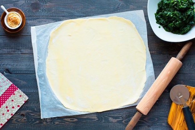 Photo délicieuse tarte aux épinards, faite à la maison, sur un fond en bois