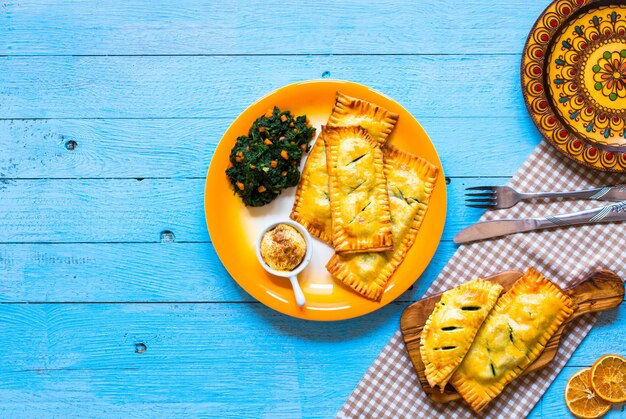 Délicieuse Tarte Aux épinards, Faite à La Maison, Sur Une Table En Bois