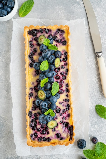 Délicieuse tarte aux myrtilles dessert avec des baies fraîches et de la crème anglaise Tarte sucrée Copier l'espace vue de dessus