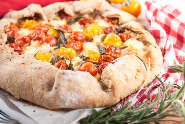 Délicieuse tarte aux tomates cerises fromage feta herbes