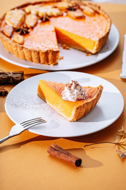 Délicieuse tarte à la citrouille de Thanksgiving maison fraîche avec un quartier tranché prêt à être mangé